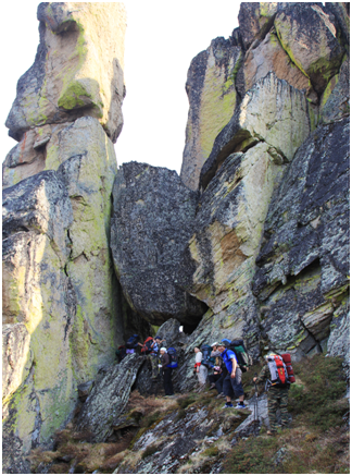 Внизу поселок Усть-Нера Подъем до базового лагеря занимает 10 часов. Он расположен на высоте 1250 метров. 